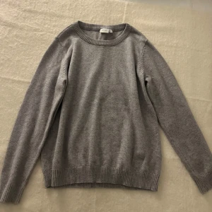 Oversized stickad grå tröja  - Grå stickad tröja från vila som har använts några gånger men är i ganska bra skick. Storlek L men passar mindre ( sitter oversized på).