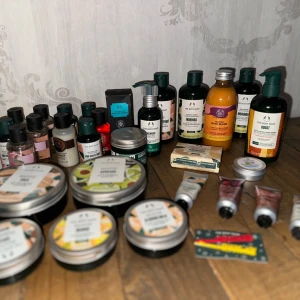 Superbilligt JÄTTEPAKET Body Shop  - Säljer här ett jättepaket från Bodyshop med hudvårdsprodukter ❤️ Alla produkter är oanvända! Vissa kan vara öppnade för att kolla så de inte är använda! (Vissa av flaskorna kan se ut som det saknas i men de var inte ”mer” fyllda”) Sammanlagt 30 delar. Detta är ett paket med värde för flera tusen kronor. Säljer det för endast 300kr eller bud om ni är fler som är intresserade. Just nu är det gratis frakt så passa på! Skickar gärna fler närbilder vid intresse!