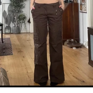 Lågmidjade vida cargobyxor  - Lågmidjade bruna vida cargobyxor med massa detaljer! Fint skick däremot slitna vid hälen ❣️ Storlek S