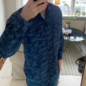 Militärskjorta från Polo Ralph Lauren - Säljer denna skjorta/tunn overshirt från Ralph Lauren! Rätt ovanlig, den är i riktigt bra skick och passar dig som har storlek medium bra! Skriv om ni har frågor eller prisförslag!!