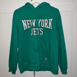 Grön New York Jets hoodie (S) - Säljer en grön hoodie med New York Jets-tryck från NFL. Skön och bekväm hoodie i storlek S. 💚💚💚