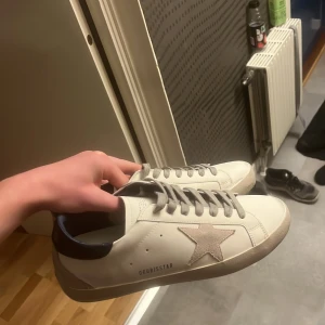 Vita sneakers med stjärndetalj - Säljer golden goose skor pga att de är för små för mig, tillbehör kommer med.😁