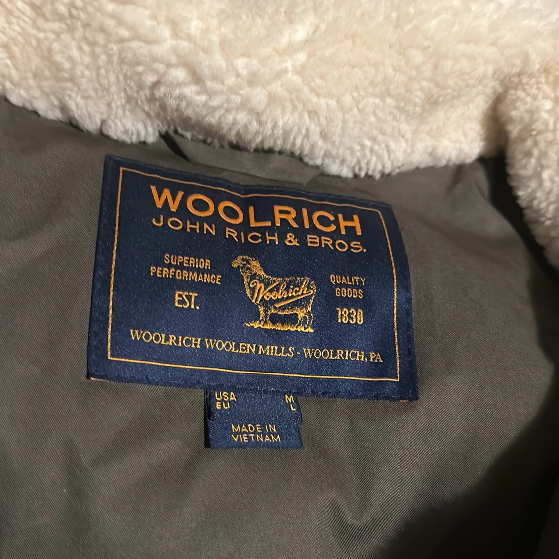 Olivgrön/militärgrön jacka från Woolrich - 90