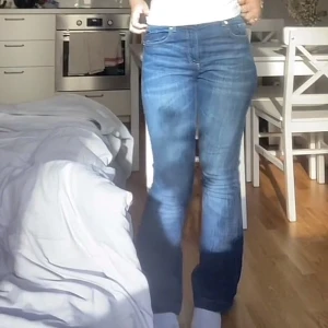 Blå bootcut jeans från H&M - Snygga blå bootcut jeans från H&M. Använda endast en gång! Så fina på och passar perfekt till allt🤍storlek 164! Inga fläckar eller hål! 300kr 
