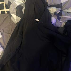Säljer en klassisk svart hoodie från H&M. Perfekt för en avslappnad stil med en bekväm passform och huva. Passar bra till vardags och är lätt att matcha med andra plagg.