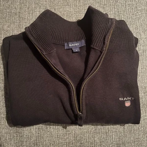 Gant halfzip - Rensar garderoben! Fint skick och inte använd särskilt mycket. Storlek M