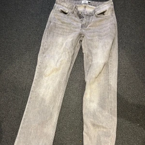 Gråa lågmidjade jeans från lager 157. I storlek s - Jeans i storlek s från lager 157