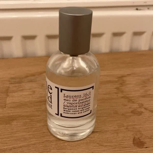 Laurent 16.0 Eau de Parfum från One Bold Chemist - Upptäck Laurent 16.0, en elegant eau de parfum med noter av grapefrukt, bergamott och ambroxan. Flaskan är stilren och genomskinlig med en grå kork, perfekt för den som söker en sofistikerad doftupplevelse. / byten funkar också