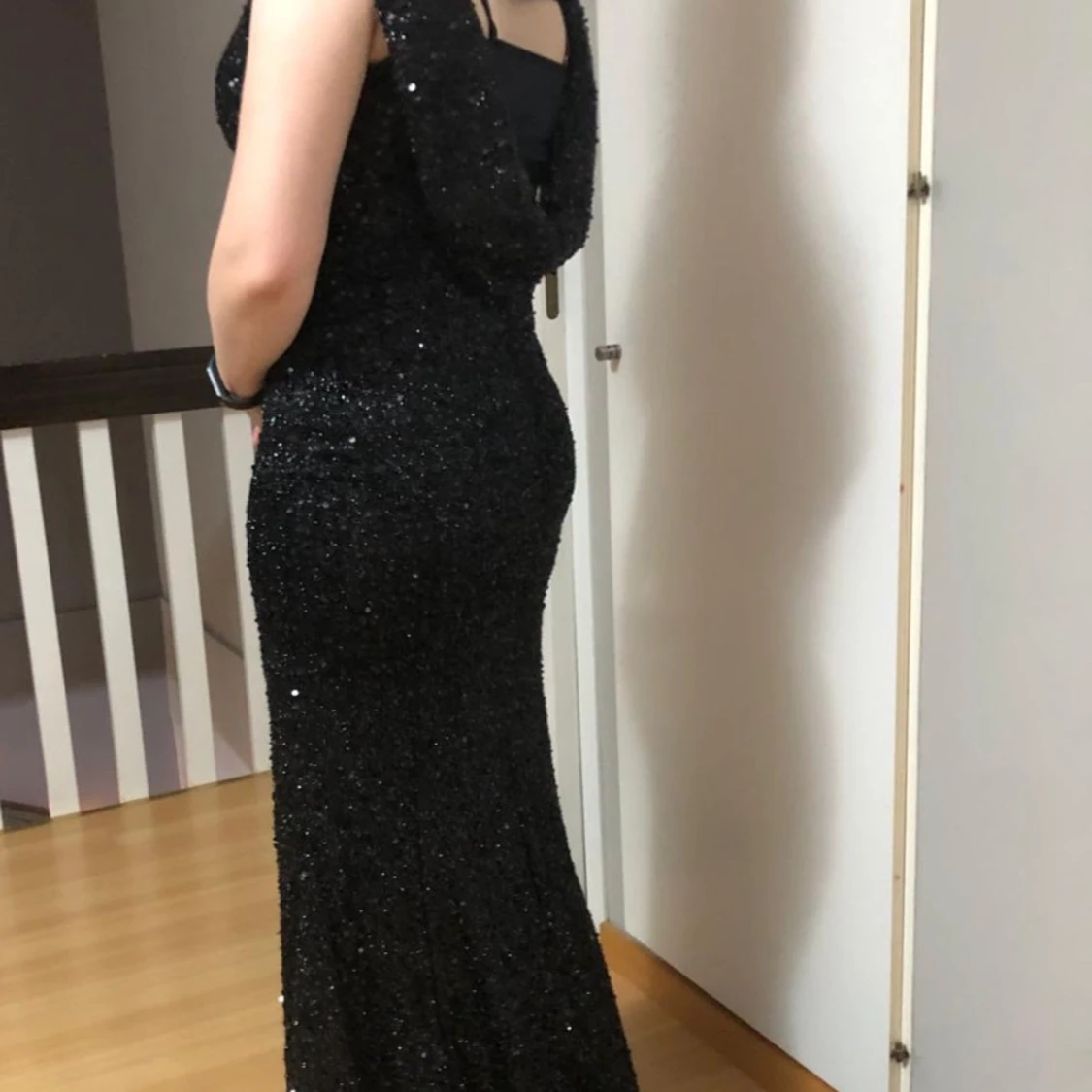 Svart glittrig långklänning - 1