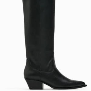 Svarta stövlar med klack - Snygga svarta stövlar i skinn med en elegant spetsig tå och klack. Perfekta för en stilren look. Använda 1 gång.