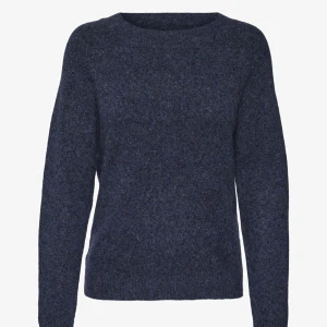 Mörkblå stickad tröja - Säljer en stilren mörkblå stickad tröja med rund hals. Perfekt för kyligare dagar och enkel att matcha med olika outfits. Tröjan har långa ärmar och en klassisk passform. 💙💙💙