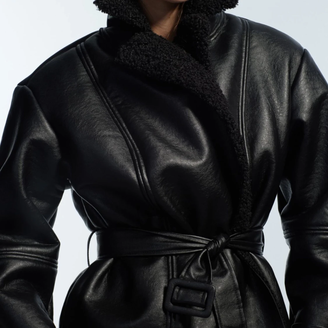 Svart skinnjacka med bälte SÖKES