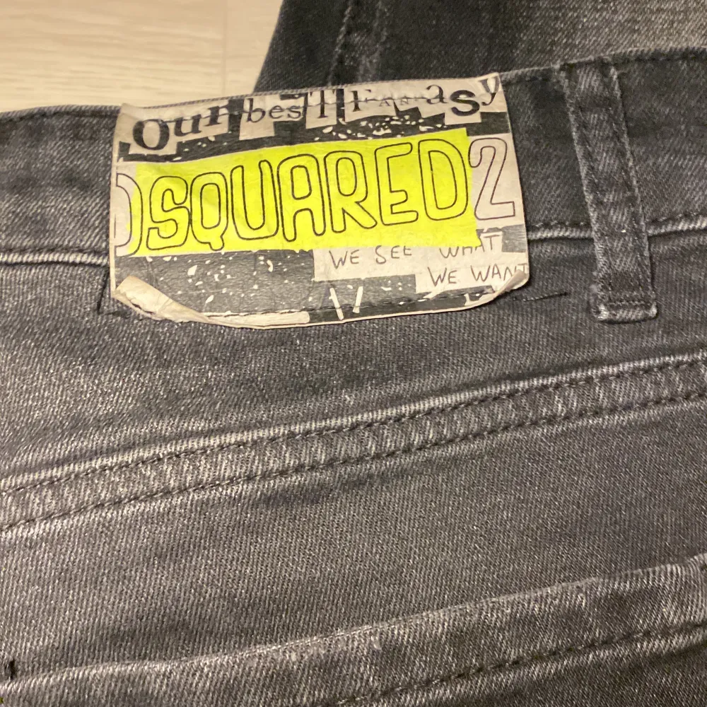 Snygga svarta jeans från Dsquared2 med slitna detaljer och en cool tvätt. De har en klassisk femficksdesign och knappgylf. Perfekta för en trendig look.. Farkut & Housut.