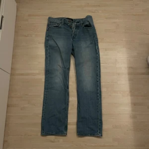 Blå jeans från Brixton - Säljer ett par klassiska blå jeans från Brixton med relaxed fit. De har en rak passform och är tillverkade i denim. Perfekta för en avslappnad stil.
