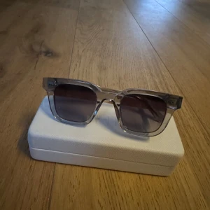 Transparenta solglasögon från Chimi - Chimi glasögon som nästan aldrig är använda, fick de i present men tyckte inte att modellen passade mig så de har bara legat i garderoben sen dess. Modellen 04 i färgen grey. Fodral, påse och putsduk till glasögonen medföljer. 