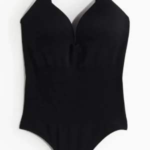 Svart body från hm  - Säljer min svarta body från hm då den inte kommer till användning mer, har använt den en gång så den är i jätte bra skick skriv för frågor eller fler bilder. Kan tänka mig gå ner i pris❤️