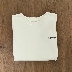 Dondup - Säljer mina vita sweatshirt från Dondup som är i bra skick utan några skador!