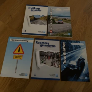 Svenska körkortsböcker - Samling av fem böcker för körkortsteori: 'Trafikens grunder', 'Körkortsboken', 'Vägmärkesförteckning', 'Repetera grunderna' och 'Teorihäftet'. Perfekt för den som studerar för att ta körkort i Sverige.
