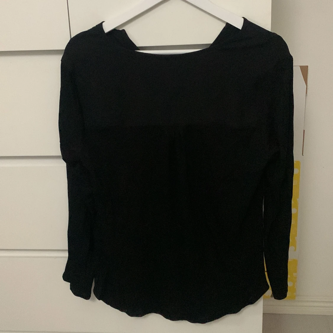 Svart blus med knappar - 90