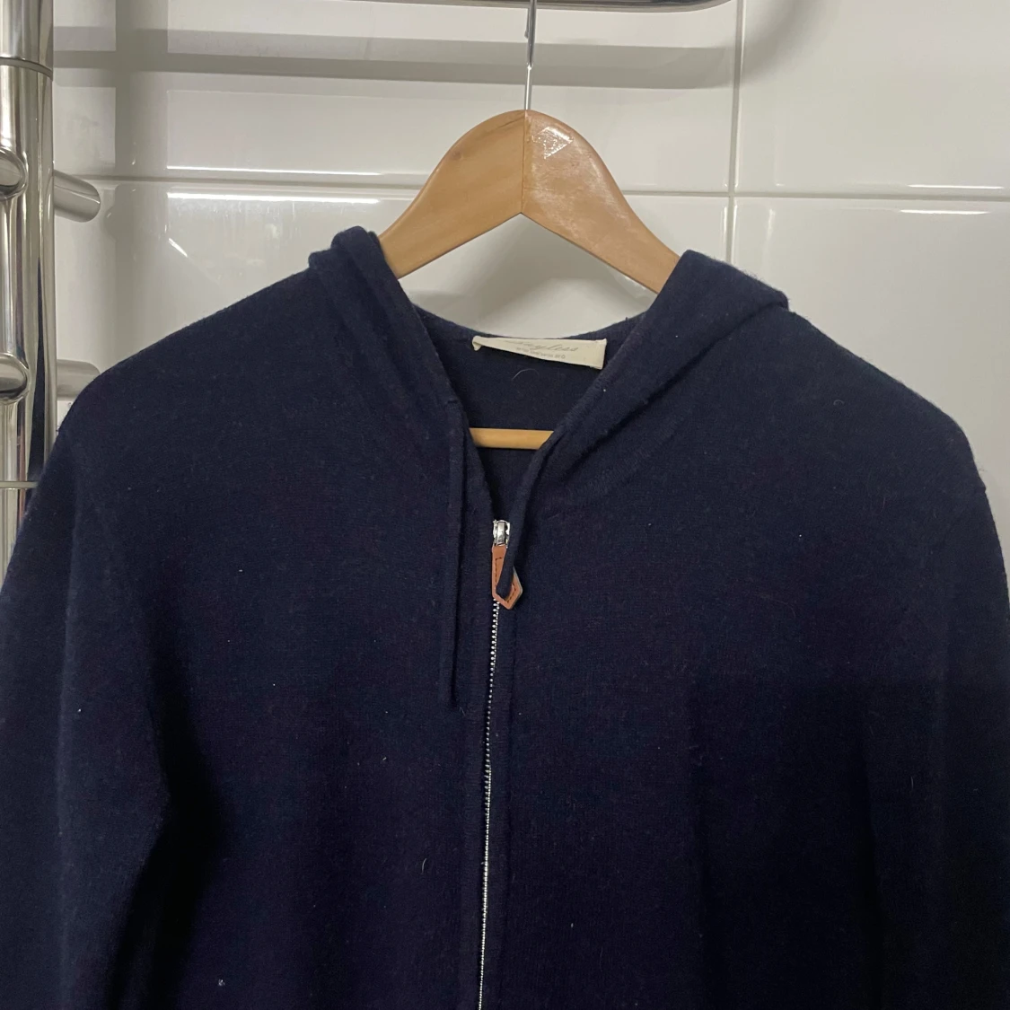 Mörkblå hoodie från Sayless - 90