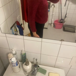 Vinröd fluffig tröja från C'est la vie - Mysig vinröd tröja från C'est la vie i en fluffig design. Perfekt för att hålla sig varm och stilren under kyliga dagar. Tröjan har långa ärmar och en bekväm passform.