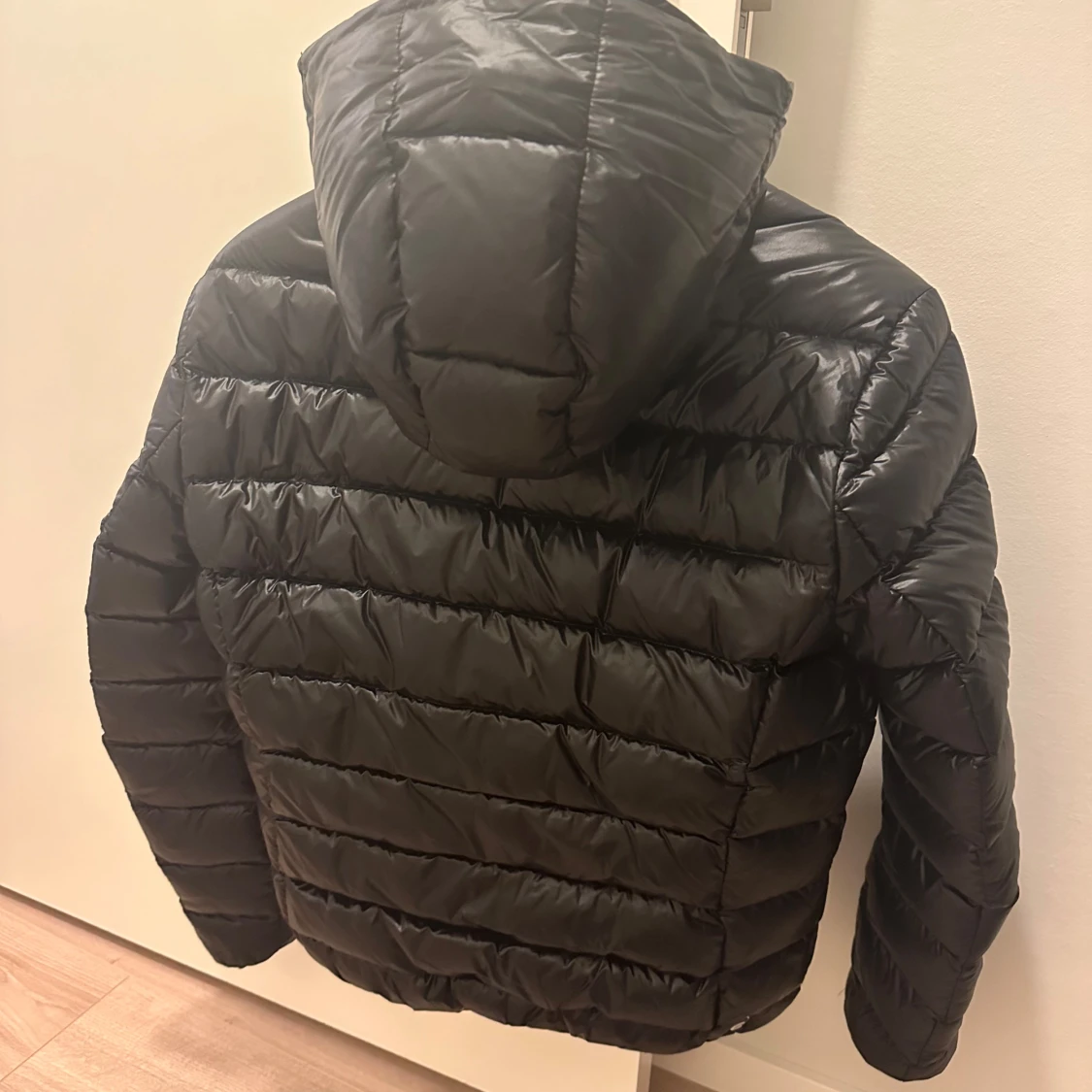 Glansig Svart pufferjacka från Colmar - 90