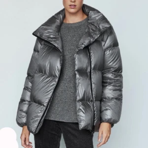 Massimo dutti Jacka - Säljer min snygga puffer jacka från Massimo dutti, skriv för fler bilder🫶💕💕