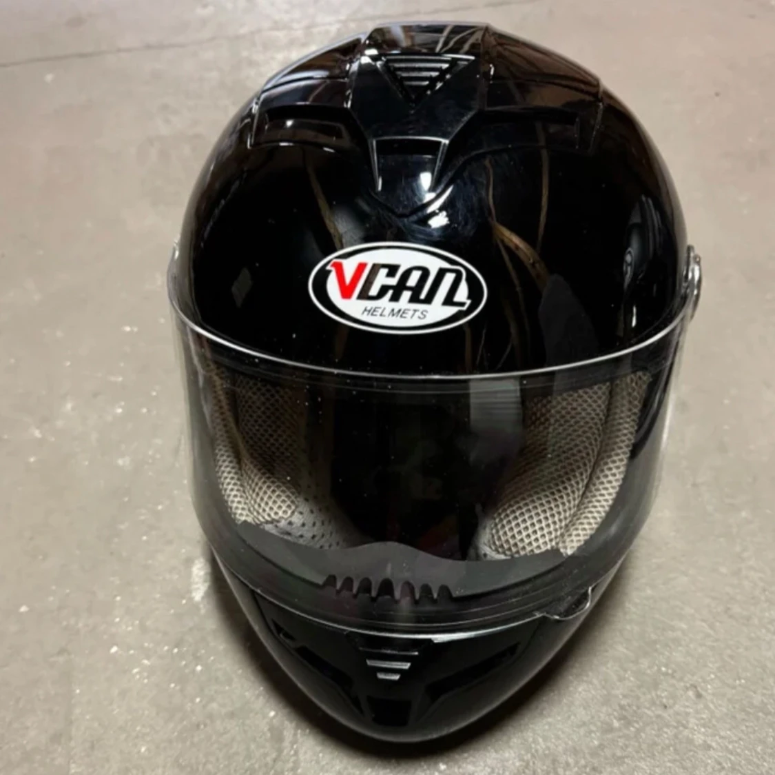 Svart hjälm från Vcan