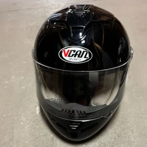 Svart hjälm från Vcan - Snygg hjälp från jula som är knappt använd 