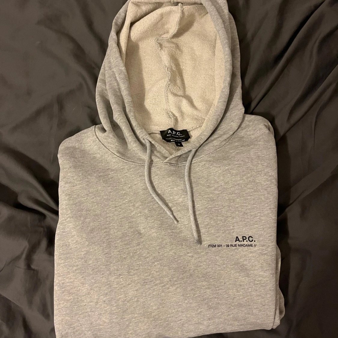 Grå hoodie från A.P.C.