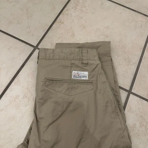 Beige chinos från Sail Racing - Snygga beige chinos från Sail Racing, modell Bowman Chino.