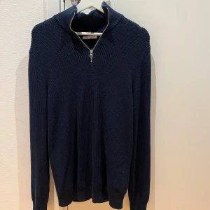 Mörkblå stickad tröja  - Snygg mörkblå stickad tröja från Zara. Strl M. 100% ull. Fler bilder går att fixa.