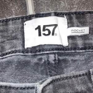 Grå jeansbyxor från 157 - Snygga grå jeansbyxor från 157 med en rak passform. Byxorna har klassiska femficksdetaljer och en stilren look. Perfekta för en avslappnad stil.