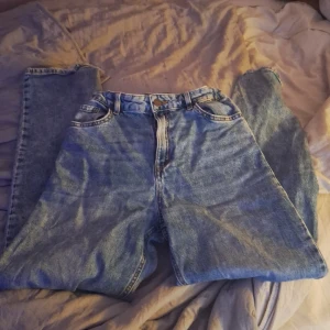 Blå jeans från Lindex - Säljer ett par blåa utsvängda jeans från Lindex i stl 158. Sparsamt använda.