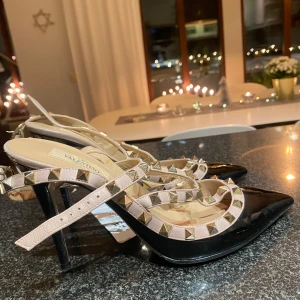 Valentino Rockstud klackskor - Julklappen från min pojkvän passade tyvärr ej, därav säljer jag ett par klackar från valentino garavani i storlek 39. Köpta från Vestiaire, där de även genomgick en äkthetskontroll (lappen sitter kvar och medföljer tillsammans med tygpåsen) OBS. Lätt slitage på hälen men annars bra skick. Små i storleken, min gissning är en 38/38,5 passar bättre.