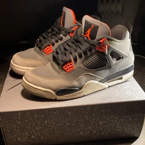 Air Jordan 4 Retro Dark Grey/Infrared - Jordan 4 Infrareds köptes på GOAT.com för 3000kr, säljer dem för halva priset. De är använda men fortfarande i bra skick, originalkartong medföljer och de är såklart äkta. Om du har några andra frågor angående skorna är du välkommen att DM:a mig