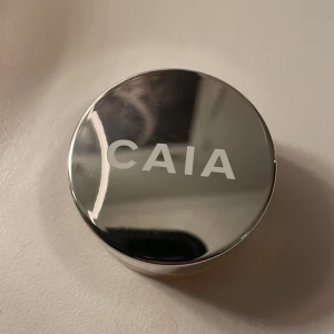 Concealer från CAIA - Endast provad en gång…fel färg för mig. Säljer en concealer från CAIA i en stilren burk med silverlock. Perfekt för att täcka ojämnheter och ge en jämn hudton. Kompakt och lätt att ta med sig.