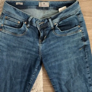 Ltb jeans valerie - Supersnygga utsvängda jeans i modellen ”valerie” Superbra skick och som nya! Storleken W28 L32 Passar perfekt för mig som är  165cm lång.  !Pris går att diskuteras!