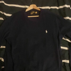 Mörkblå tröja från Polo Ralph Lauren - Snygg mörkblå tröja från Polo Ralph Lauren med storlek M 