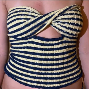 Randig stickad tubtopp - Säljer en randig stickad tubtopp i blått och gult. Paxa din innan sommar och vår❤️står inte storlek men brukar ha S elr xs. (Första bilden är lånad)