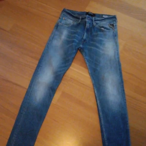 Blå jeans från Replay - Snygga blå jeans från Replay, modell Jondrill. De har en klassisk femficksdesign och en lätt tvättad look. Perfekta för en avslappnad stil.