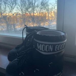 Moon Boots - Svarta Moon Boots perfekt till vintern. Använda en säsong. Storlek 36-38. Passar mig som har 37-38.  Skriv gärna för fler frågor eller funderingar! Pris kan diskuteras vid snabb affär!❤️