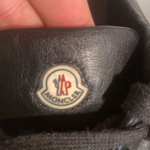 Moncler skor  - Sköna moncler skor i storlek 42 säljer då de var för små köpta begagnade och har använts 3 gånger totalt, skick 9/10 