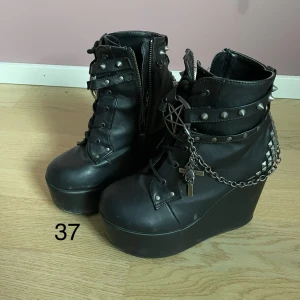 Demonia ”Poison 101” - Nypris 1600kr. Kedjorna går att ta av. Bara använda fåtal gånger, fint skick. Pris ej hugget i sten.