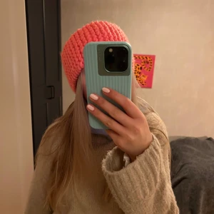 Stickat pannband i korall/rosa - Stickat pannaband i en korallfärg!! Materialet är 80% akryl och 20% ull och håller värmen bra. Då jag gör det själv kan jag inte garantera att det blir helt felfritt eller identiskt då det tillverkas på beställning🩵🩵 