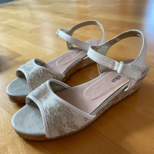 Finskor - Fina vit/glittriga skor från ”din sko” i storlek 38🤍✨ skriv vid frågor eller funderingar<3