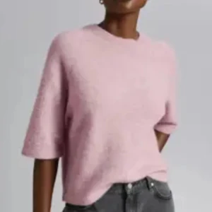 Rosa stickad tröja - Jätte fin rosa stickad tröja med trekvartsärm. Använd 2 gånger och är i jätte bra skick.