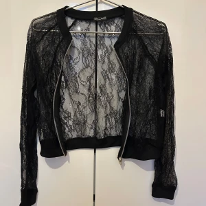 Kofta/topp i spets  - En kofta eller mer som topp, i spets från Zara. 