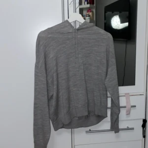 Grå hoodie från Lindex - Säljer en stilren grå hoodie från Lindex. Den har en mjuk och bekväm passform med långa ärmar och en praktisk huva. Perfekt för en avslappnad look.