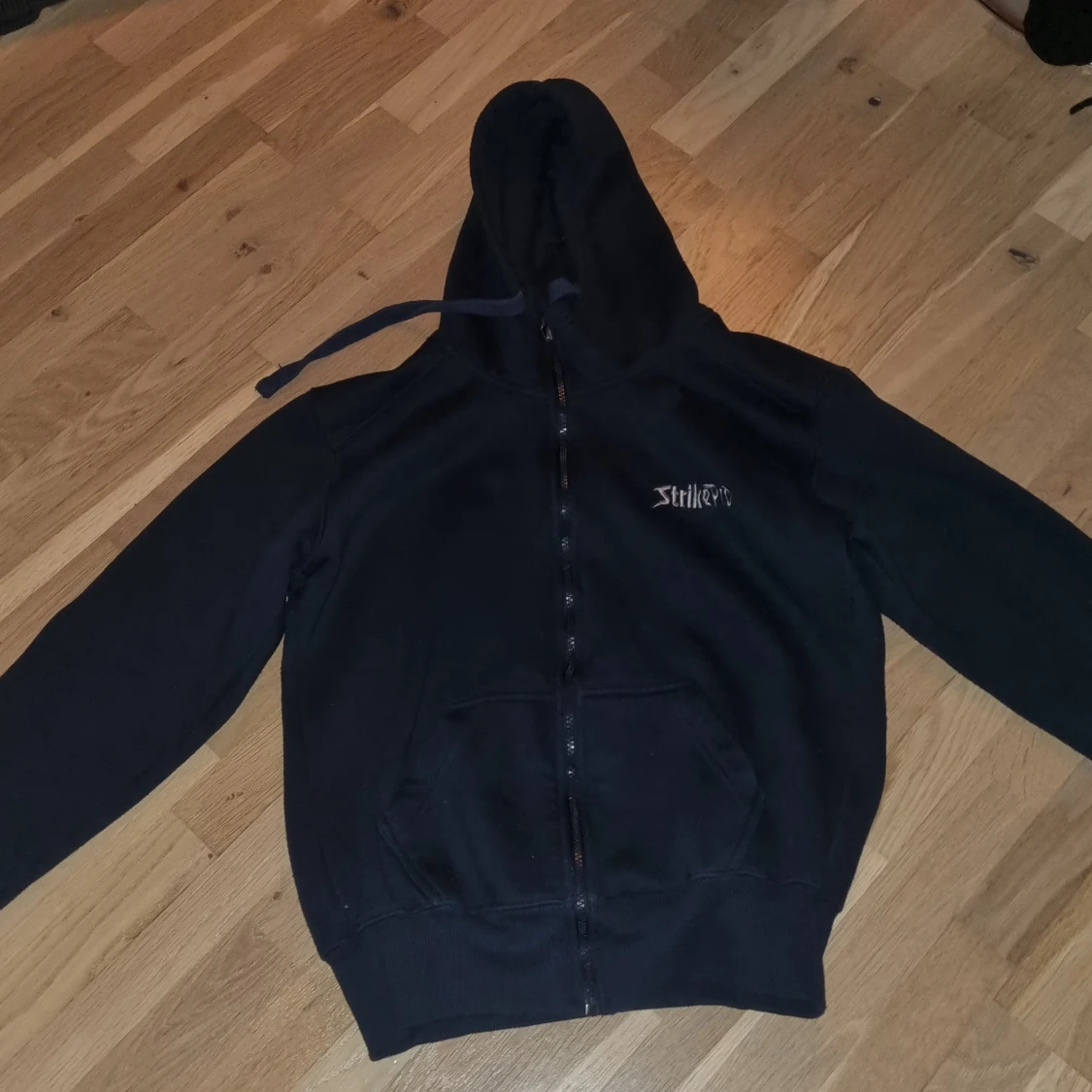 Svart hoodie från Strike Pro